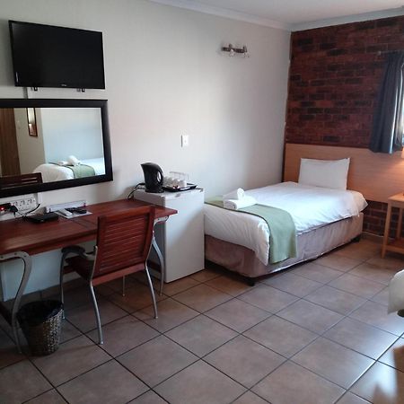 24 Onvrey Guest House Boksburg Ngoại thất bức ảnh