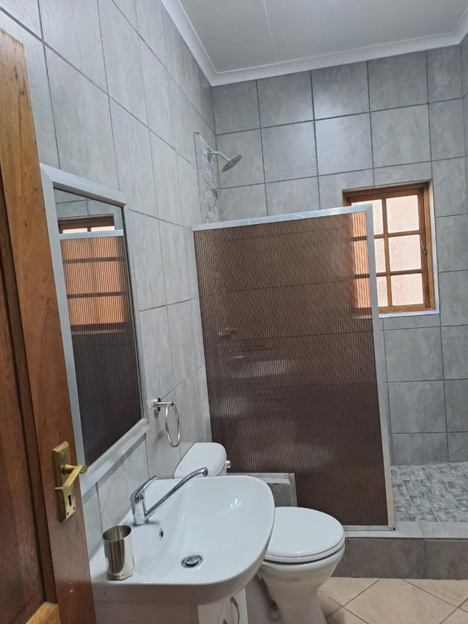 24 Onvrey Guest House Boksburg Ngoại thất bức ảnh